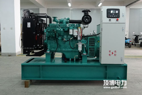 一台750kW广西顶博发电机组制造工作小于100h,起动排气管有大量白烟